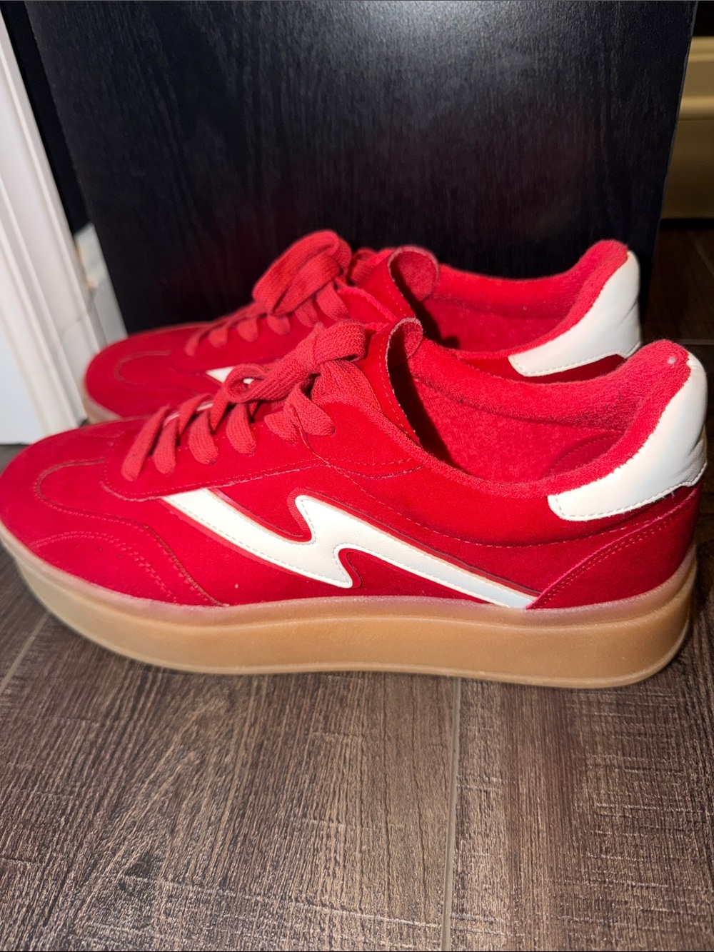 Women’s Madden Girl Giia Red Platform Suede Lace-Up Sneakers - Size 9.5M - Picture 3 of 4